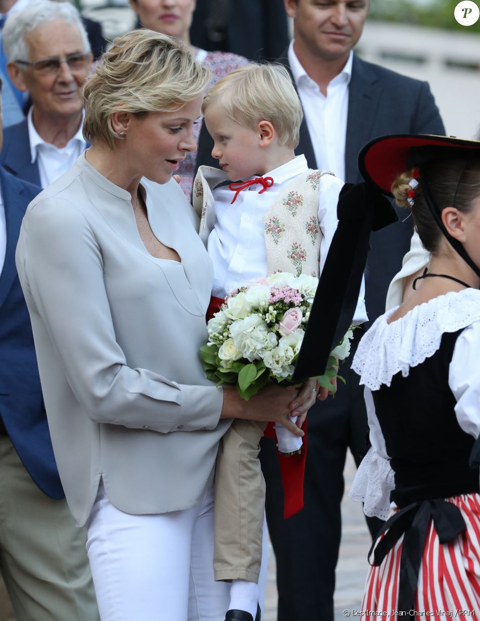 Alberto II y Charlene, Príncipes de Mónaco - Página 8 4280150-la-princesse-charlene-de-monaco-avec-le-950x0-2