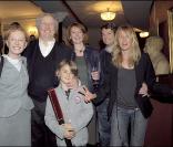 Claude Rich en famille avec son épouse Catherine, ses filles, son gendre et ses petits-enfants 