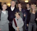 Claude Rich en famille avec son épouse Catherine, ses filles, son gendre et ses petits-enfants