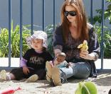 Isla Fisher et sa fille Olive sont au parc