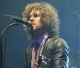 Julien Doré tout en cheveux et en The Kooples pour son concert de l'Olympia 