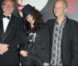 Noomi Rapace entourée du producteur et de Niels Arden Oplev le réalisateur à la Première du film Millenium hier soir à Paris