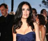 La sublime latina et jeune mariée, Salma Hayek dans une très jolie robe bustier bleu marine, qui la mettait très en valeur ! Festival de Cannes 2008
