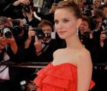 Natalie Portman, lors du Festival de Cannes 2008, était vêtue d'une petite robe rouge de chez Lanvin... 
