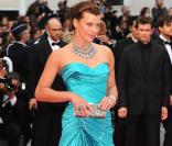 Milla Jovovich, tellement gracieuse dans sa robe Versace et sa parure de saphirs turquoises... Festival de Cannes 2008