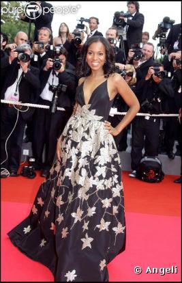 Kerry Washington dans une somptueuse robe noire au décolleté profond et imprimée de fleurs dorées... Cannes 2008
