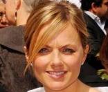 Geri Halliwell entourée de la députée Christine McCafferty et la Baronne Tonge à Londres dans la Chambre des Communes le 6 mai 2009