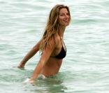 La bombe Gisele... divine en vacances sur une plage paradisiaque !
