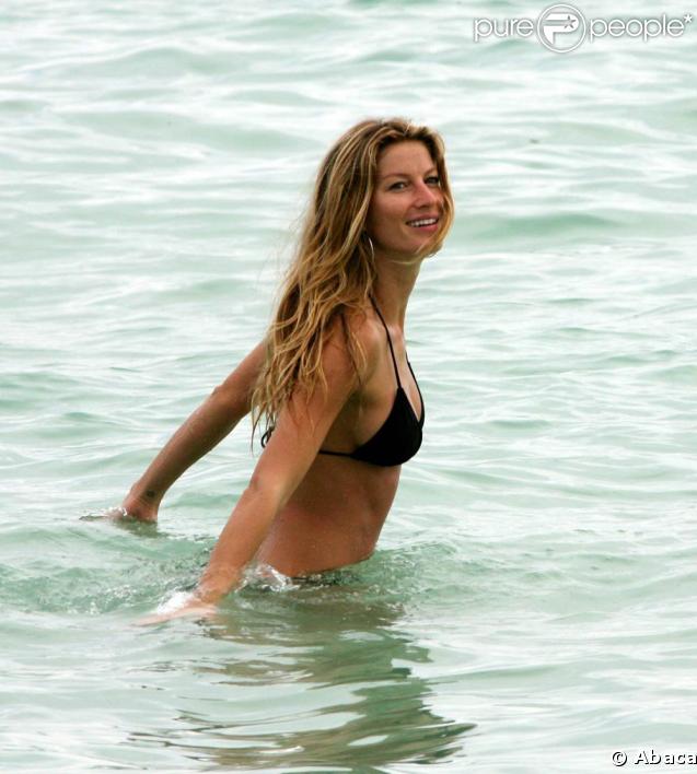 La bombe Gisele... divine en vacances sur une plage paradisiaque !