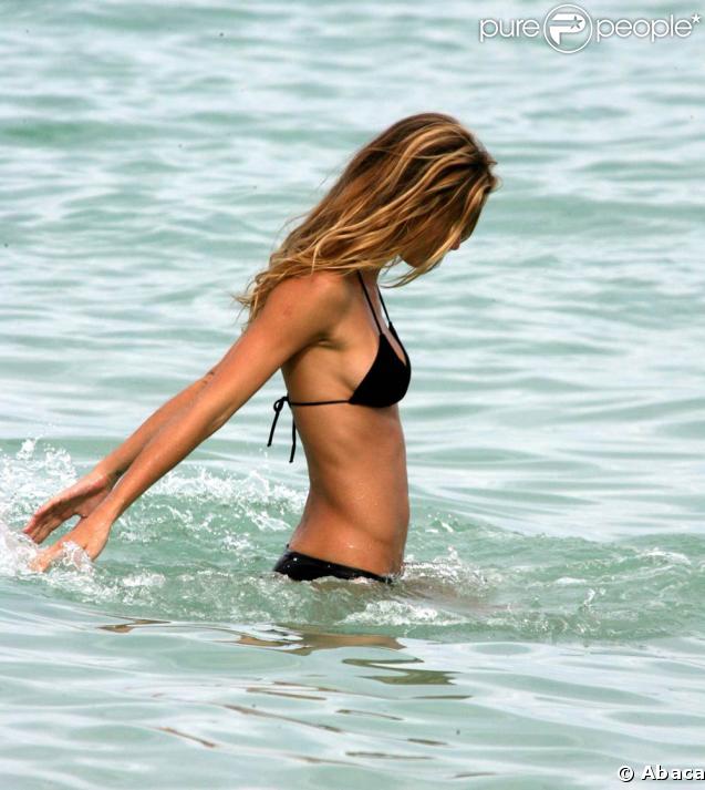 La bombe Gisele... divine en vacances sur une plage paradisiaque !
