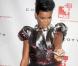 Rihanna et son look bling bling face au glamour de Kylie Minogue... Y'a pas photo !