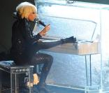 Lady Gaga, très souple, a même joué du piano... avec son pied !