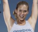 Bar Refaeli testant le nouvel exercice de Reebok