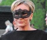 Patricia Kaas arrive au centre Manezh... masquée ! Mais on l'a reconnue !