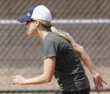 Reese Witherspoon en pleine action lorsqu'elle joue au baseball à Los Angeles le 13 mai 2009 