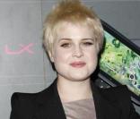 Kelly Osbourne à la soirée T-mobile, hier soir à Los Angeles ! Malgré une robe irisée, la couleur grisâtre  n'a pas eu bon effet sur Kelly ! Dommage ! 