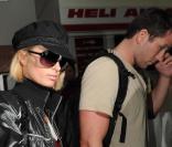 Paris Hilton à son arrivée à Cannes avec son compagnon
