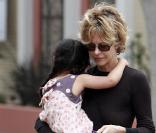 Meg Ryan et sa fille Daisy en sortant de la fête de l'école, le 16 mai 2009. Los Angeles