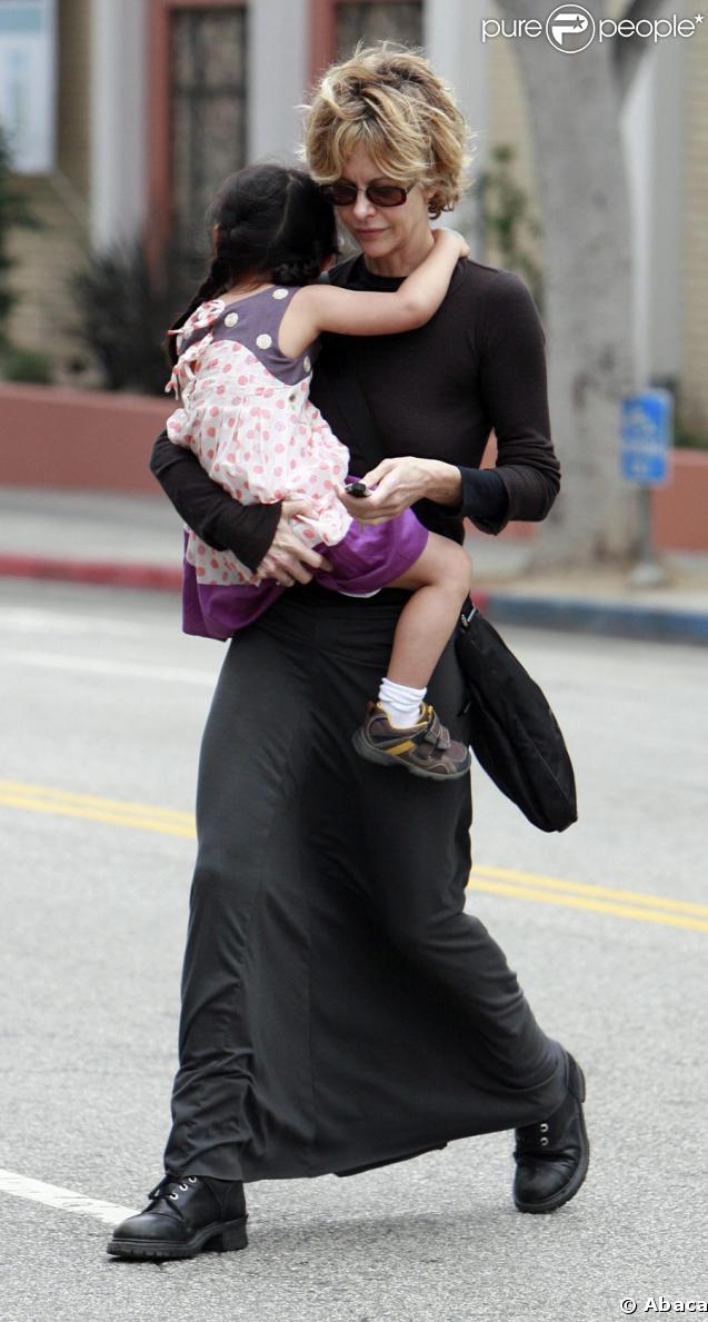 Meg Ryan et sa fille Daisy en sortant de la fête de l'école, le 16 mai 2009. Los Angeles