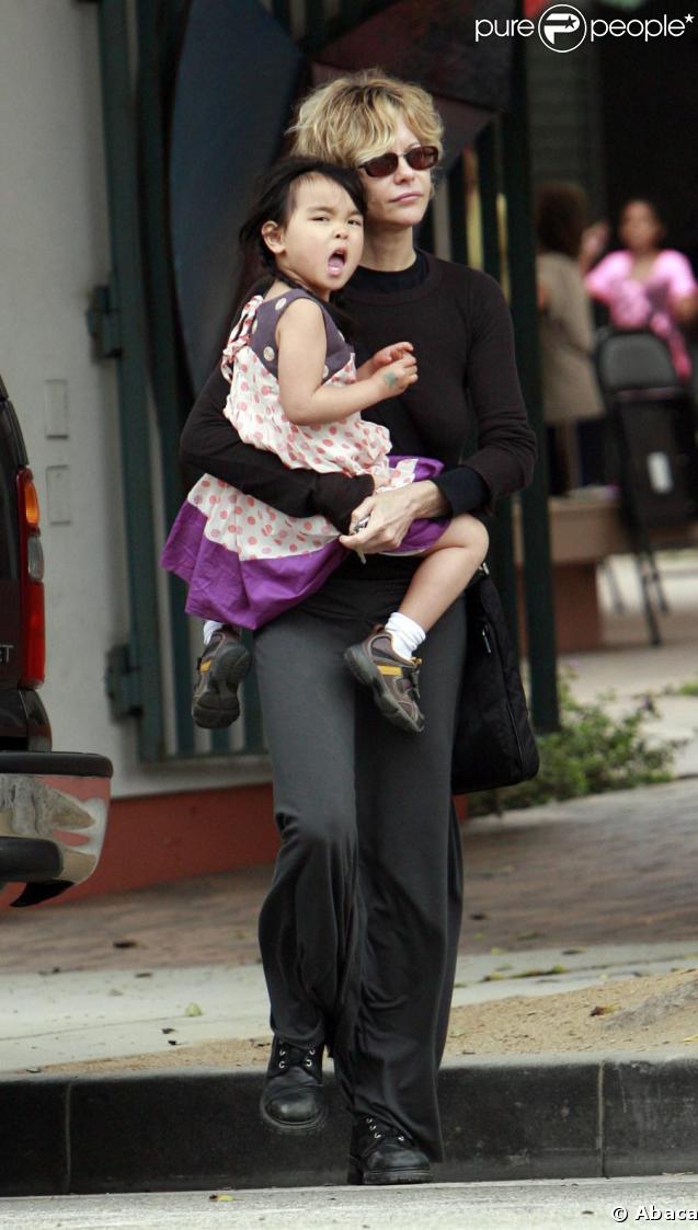 Meg Ryan et sa fille Daisy en sortant de la fête de l'école, le 16 mai 2009. Los Angeles