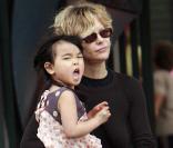 Meg Ryan et sa fille Daisy en sortant de la fête de l'école, le 16 mai 2009. Los Angeles