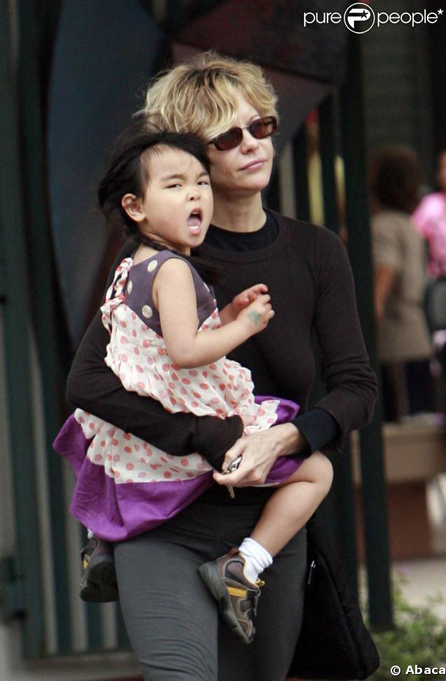 Meg Ryan et sa fille Daisy en sortant de la fête de l'école, le 16 mai 2009. Los Angeles