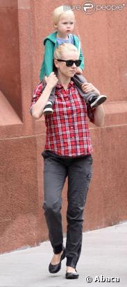 Naomi Watts et son fils Alexander ''Sasha'' à New York lors de la parade au Washington Square Park le 16 mai 2009