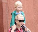 Naomi Watts et son fils Alexander ''Sasha'' à New York lors de la parade au Washington Square Park le 16 mai 2009