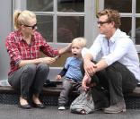 Naomi Watts et son fils Alexander ''Sasha'' à New York lors de la parade au Washington Square Park le 16 mai 2009 avec son ami l'acteur Simon Baker 