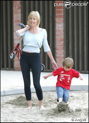 Sharon Stone dans un parc de Beverly Hills, le 17 mai 2009