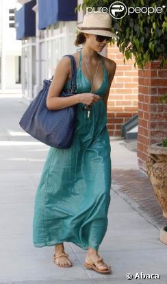 Jessica Alba, à Beverly Hills le 17 mai 2009 avec ses nouvelles tongs de chez... Gérard Darel of course ! 