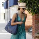 Jessica Alba : elle a reperdu le sourire mais très joli look et... des ongles impeccables !