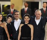 Vincent Cassel, Debora Bloch, Laura Neiva sont entourés de l'équipe du film sur le tapis rouge à Cannes