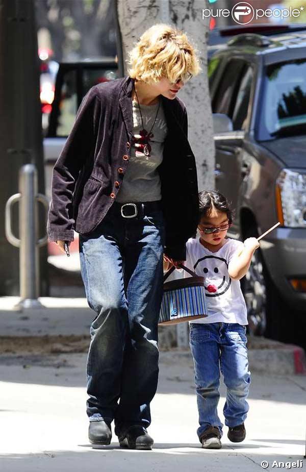 Meg Ryan va chercher sa fille Daisy True à l'école, à Santa Monica