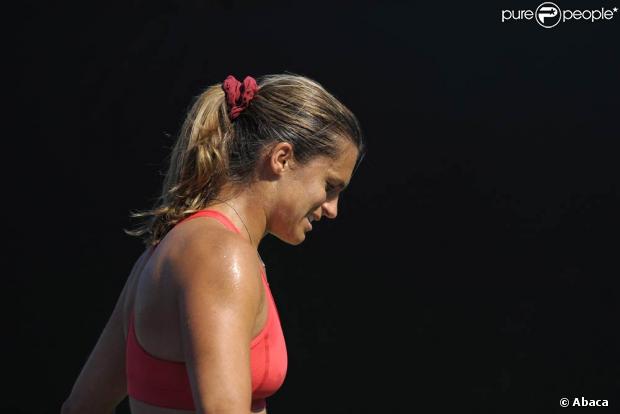 Amélie Mauresmo quitte Roland-Garros 2009 par la toute petite porte, éliminée au premier tour...