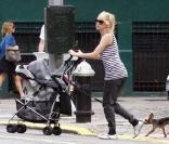 Naomi Watts se balade avec son chien et son jeune fils dans une poussette, à New York