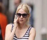 Naomi Watts se balade avec son chien et son jeune fils dans une poussette, à New York