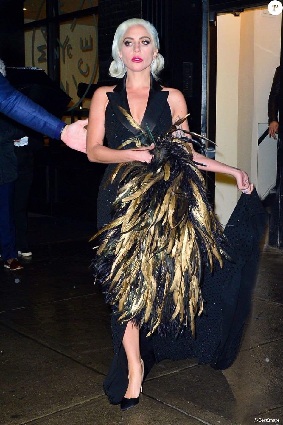 Lady Gaga (Robe Ralph Lauren) arrive avec son prix "Meilleure actrice" au restaurant Cipriani pour la soirÃ©e "The National Board of Review Annual Awards Gala 2019" Ã  Los Angeles. Le 8 janvier 2019