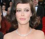 Anna Mouglalis, dans un fourreau en satin de soie vert, agrémenté d'un énorme noeud ! 