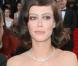 Anna Mouglalis, dans un fourreau en satin de soie vert, agrémenté d'un énorme noeud !