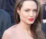 Angelina Jolie, dans sa robe chair, fendue, de chez Versace... Juste sublime ! 