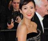 L'actrice chinoise Ziyi Zhang, sublime dans son son fourreau imprimé écaille ! 