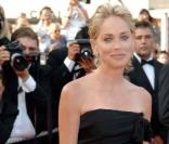 La sexy Sharon Stone était juste canon lors de la montée du film Inglorious Basterds dans sa robe Balmain... 