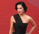 L\'effeuilleuse Dita Von Teese toujours aussi classe, a joué les belles de jour dans une jolie robe noire et blanche de chez Dior Haute-Couture !<br />