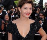 Emma de Caunes totalement bombesque dans sa petite robe à paillettes Elie Saab ! 