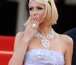 Paris Hilton toujours aussi looké poortait une jolie robe bustier gris perle... 