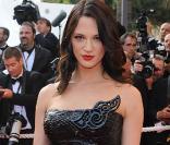 Asia en femme fatale, dans sa robe Cavalli d\'un rouge torride !<br />