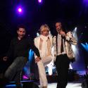 Sharon Stone inaugure le palace le plus luxueux d'Europe avec... une danse folklorique endiablée ! Déchaînée, la Sharon !