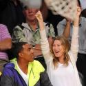 La jolie Ellen Pompeo, rayonnante et enceinte, vibre pour le basket... Zac Efron, lui... admire les pom-pom Girls !