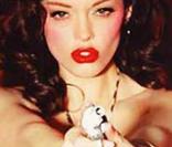 Rose McGowan... nous braque de ses charmes en couverture de Above Magazine !